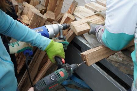 Lebensturm Kanti Beromünster Löcher bohren.JPG